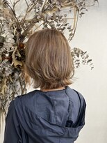 ベルム(Belme)&nbsp;脱白髪染めハイライトで作るシアーベージュくびれミディ