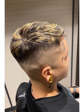 エヌドットバーバー ヒロオ(N.BARBER HIROO) ハイライト×スキンフェードクロップ