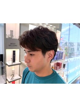 爽やかな印象を作るために、ヘアスタイルだけではなく、顔全体の印象を作り込んでくれるメンズサロン＊