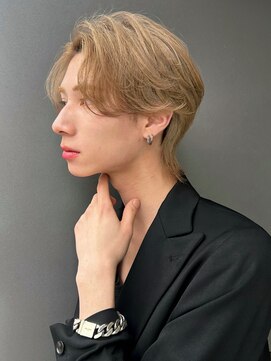 トルネード(TORNADO) ハイトーンカラーのセンターパートアップバングウルフ