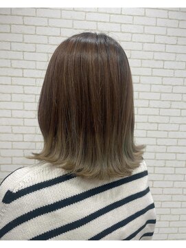 ブルーミー(BLOOMY) 外はねミディアムカット