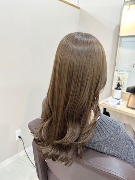 カミエ(kamie) 透明感あるベージュロング × 上質なツヤ感