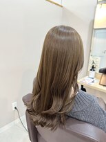 カミエ(kamie) 透明感あるベージュロング × 上質なツヤ感