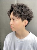 毛流れセンターパート無造作パーマツーブロック刈り上げ