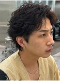 大人の抜け感を演出する、今トレンドのフェザーパーマ