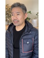 アミ(ami)&nbsp;グレイヘアのメンズ刈り上げスタイル