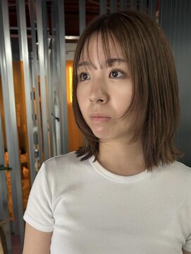 シロ(Shiro) レイヤーボブ×ヘーゼルベージュ