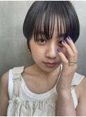 暗髪耳かけショート