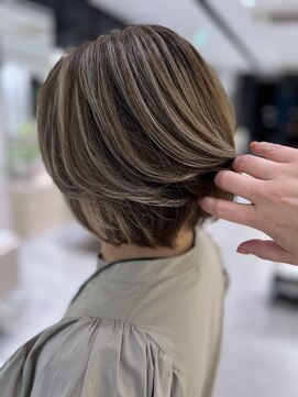 ステア ケース(stair case) リタッチ×ローライト 多色染めで作る白髪ぼかしスタイル