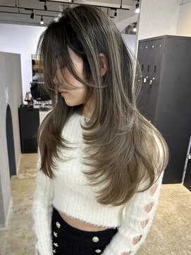 メリー オオサカ(Merly Osaka) レイヤーとバレイヤージュの相性ばっちり！_contrast greige_