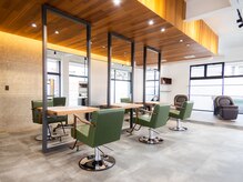 ラッシュヘアエン(Rush hair en)の雰囲気(広々したフロアと落ち着いたデザインでゆったり過ごせる上質空間)