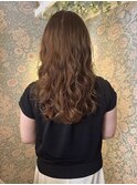 毎日のスタイリングも楽しめる大人のロングウェーブ