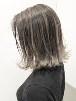 ディーナ(D'na) 『D'na』ホワイトグレーバレイヤージュ 清水