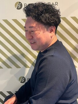 バーバーバー アカバネ(BARBER-BAR AKABANE) ビジネスマンも個性を活かすパーマスタイル アップスタイル#1