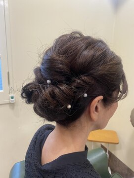 クララデアンシュシュ(Kurara de UN CHOU CHOU) ゆるふわシニヨン。