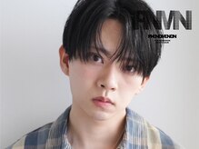 自然なセンターパートで清潔感と抜け感を演出した、好印象なメンズスタイル