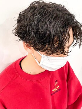 ウェイビーエフティフィフス 横浜西口(WAVEY ft.fifth) センターパート波巻きスパイラルツイストパーマメンズマッシュ