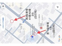 店前に1台/店から北側徒歩2分、広い駐車場に2台。目印があります