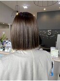 オリーブベージュ×切りっぱなしボブ