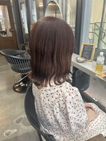 アシェット(assiette)&nbsp;【安田汐里】ブリーチなしベリーピンクカラー×外はねウェーブ