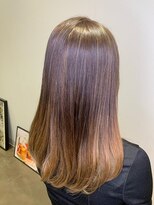 キトリー 立川(kitly)&nbsp;ハイライト（白髪ぼかしハイライト）×セミロング