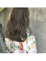 シー 岡崎(,SHE) 極細ハイライトとやわらかウェーブが揺れる春ミディ