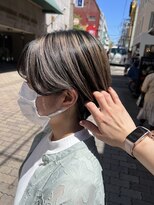 エマ(emma) アンブレラカラー×耳かけマッシュ×ホワイトベージュ×ブラック