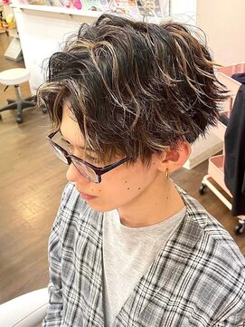 ヘアアンドビューティ ガーデン ベルモール店(HAIR AND BEAUTY GARDEN) 波巻きパーマセンターパートウルフカットメンズパーマハイライト