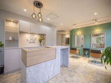 ジュベル ヤマノウエ(JEBEL yamanoue)の雰囲気（奥行ある店内。2階のJebel Beautyではネイルまつエク,エステ等も）