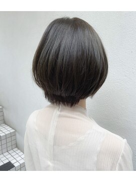 モルニ(MORNI) くびれショート_マロンベージュ Aラインボブ かきあげ