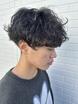 ヒュイル バイ ニアウ(Hwyl by Niau) メンズマッシュパーマ波巻スパイラルパーマニュアンスパーマ眉毛