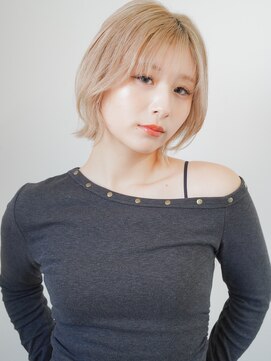 ハイトーン×柔らかレイヤーボブ×くびれシルエット