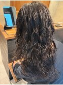 ロング強めスパイラルパーマ暗めカラーウェーブヘアハードパーマ
