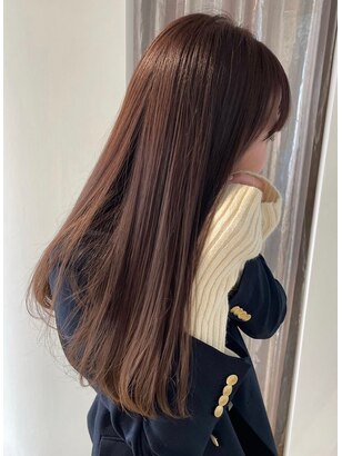 分厚いブロンドのハイライトが付いたチョコレートブラウンの髪