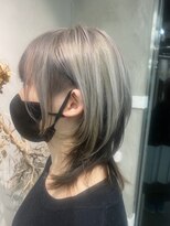 ロリム(RorriM)&nbsp;ウルフカット　シルバーベージュ　コントラストカラー