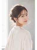 顔周り後れ毛がポイントのルーズアップ