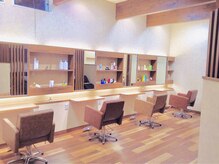 アンブル ヘアデザインアンドヒーリング 喜多町店(Amble hair design&healing)の雰囲気（落ち着いた雰囲気の店内、椅子は長時間座っても疲れない低反発）