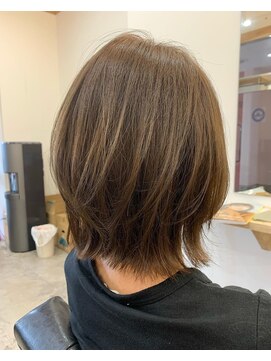 カキーン(cakeen) 透明感カーキアッシュベージュ小顔レイヤーボブくびれヘア