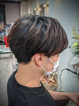 コワファーストナガサキシャンプーボーイ(COIFF1RST NAGASAKI SHAMPOO BOY) センターパート×リバースパーマ