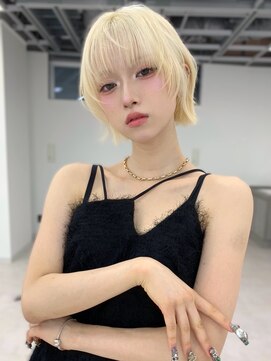 ランテルディ 渋谷(LANTERDIT) ブリーチ ハイトーン 抜きっぱなしブロンド ミニボブ 前髪カット