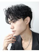 前下がりセンターパートウルフニュアンスパーマ黒髪ビジネスヘア