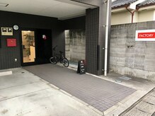 ファクトリー(FACTORY)の雰囲気（店舗前駐車場2台分なのでゆったり停められます!(^^)!）