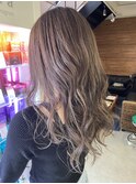透明感を纏ったグラデーショングレージュ