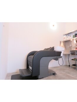 頭皮や髪の状態に合わせた施術で、髪も心もリフレッシュ。頭皮から美しく健康的な髪を実現します。