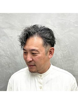 大人の余裕と色気を醸し出す◎ゆるめパーマ×サイド刈り上げ