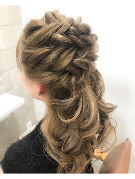 ファレ(Phalae) ねじりのハーフアップ