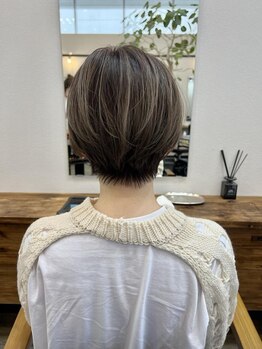 【白髪ぼかしハイライト】ケアブリーチでダメージ最小限に！気になる白髪をカバーしつつ理想の髪色♪