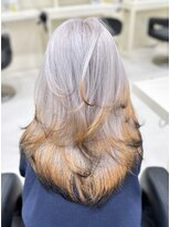 シアター 福岡天神(THEATER) ホワイトカラー+裾カラー