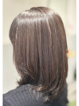 エメラルドカラーで透明感とツヤをプラスした上品スタイル