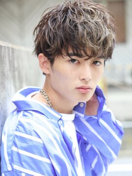 ライラ(Lyla) 前下がりスパイラルマッシュ×抜きっぱなしハイライト